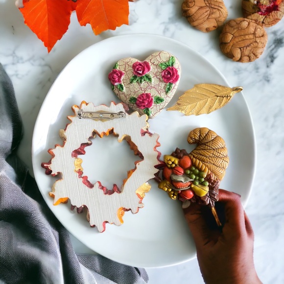 EUC 4 pcs-Unique Thanksgiving Brooches & pins. - Picture 3 of 3